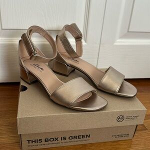 Collection by Clarks Caroleigh Anya Heeled Sandals in Light Metallic Gold